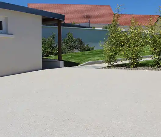 Cour en béton désactivé