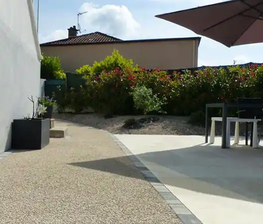 Béton désactivé proche d'une terrasse