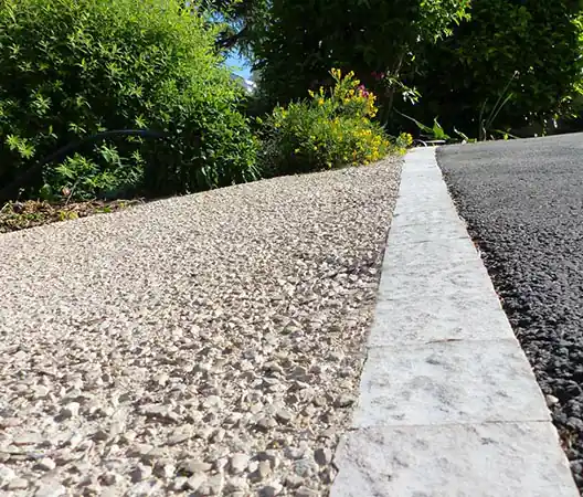 Béton désactivé et pavés en pierre