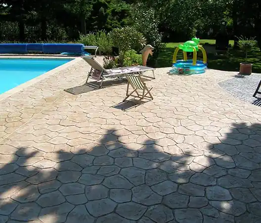 Plage de piscine en béton empreinte à Dijon
