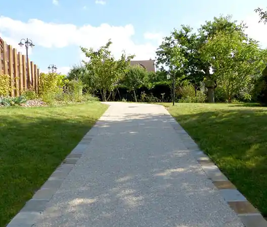 Allée en béton désactivé