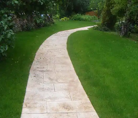 Chemin en béton empreinte