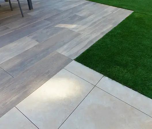 Terrasse en gres cerame imitation bois imitation pierre et gazon synthetique