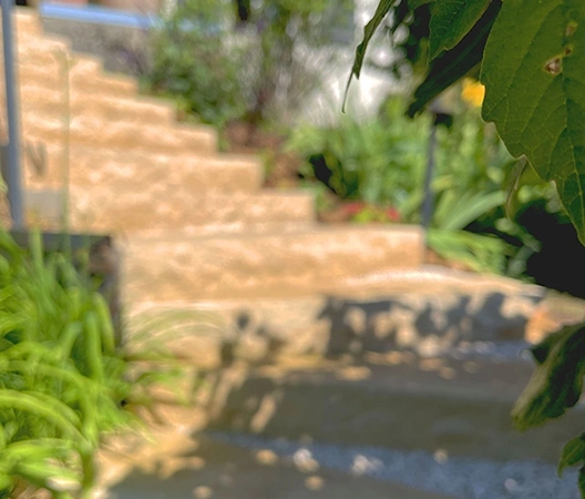 escalier pierre et gravier flou 8