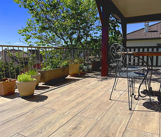 espace couvert en grès cérame bois 12