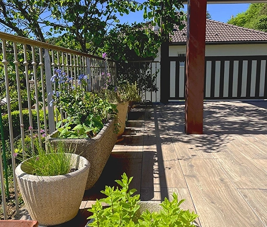 jardiniere pierre sur grès cérame bois 15