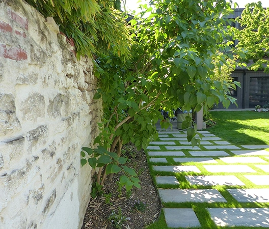 Mur en pierre et dalles en béton
