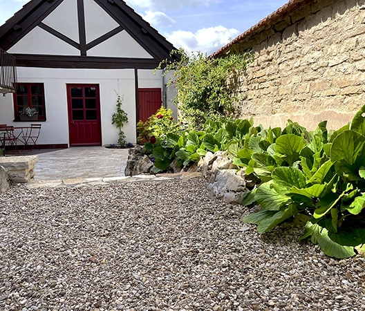 gravier gris et pierre naturelle