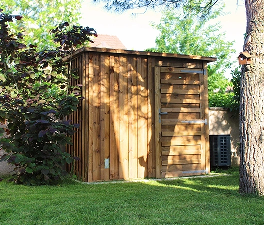 Abri en bois local technique de piscine et pompe à chaleur