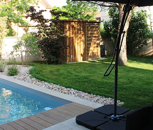 Aménagement d'un coin local technique intégré au jardin