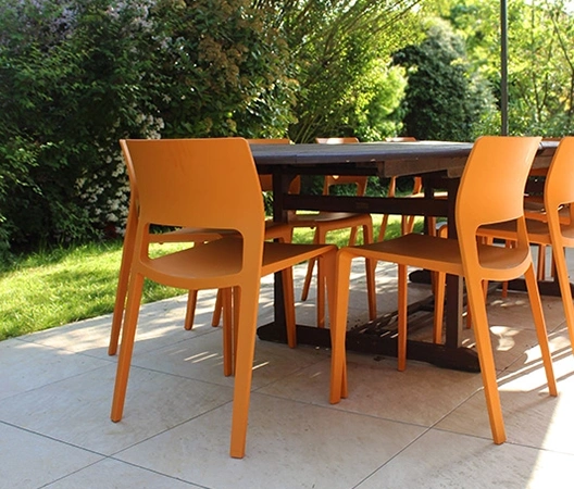Espace repas, terrasse en grès cérame à Dijon