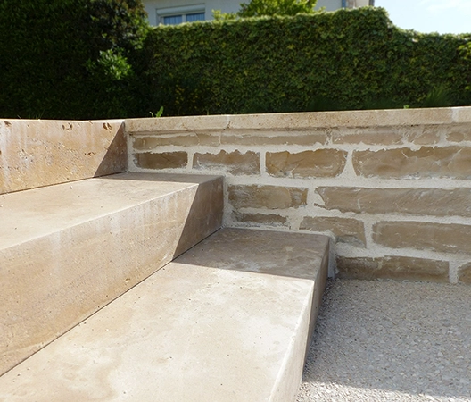 Escalier et muret en pierre de région