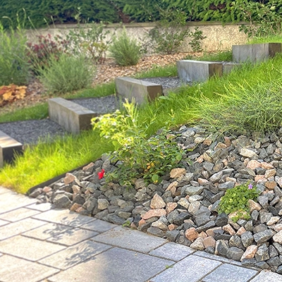 Allée en pavée et talus aménagé