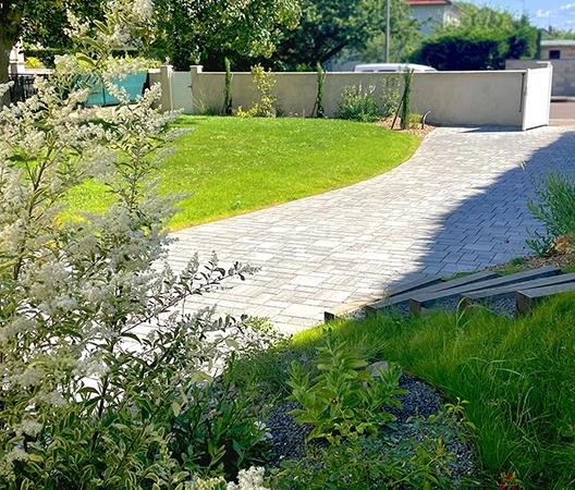 vue surélevée cour pavés