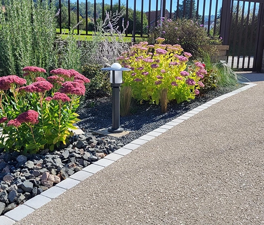 Chainage pave le long d une allee en beton desactive