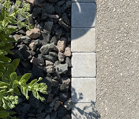 Transistion entre une allée et un massif