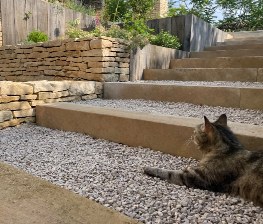 Escalier marche pierre gravier