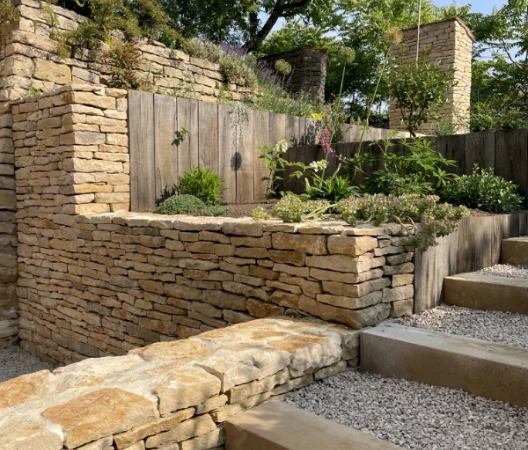 Marches, murs et pierre naturelle