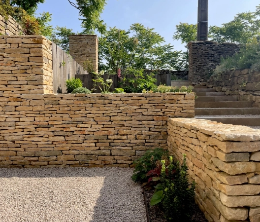 Retenue terre pierre sèche région