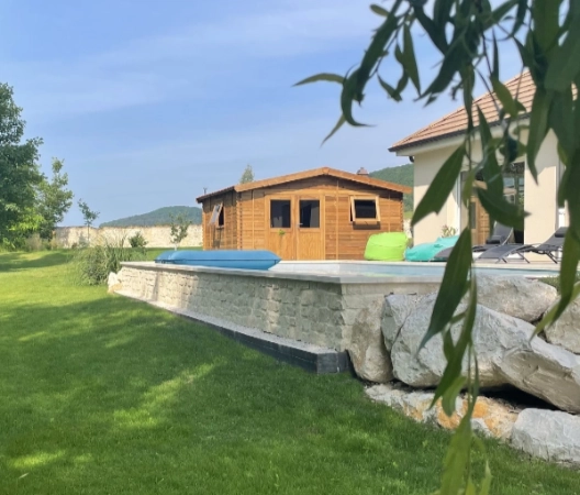 Piscine parement pierre