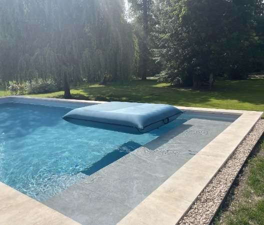 Piscine margelles pierre naturelle