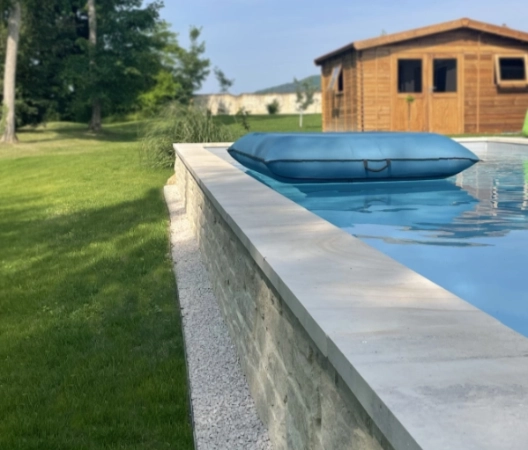 Piscine semi enterree